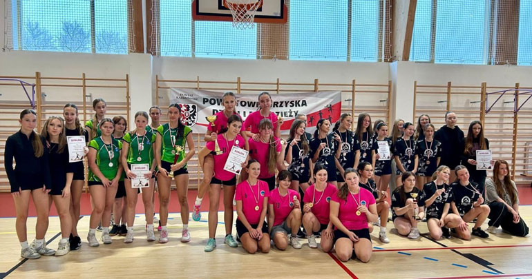 Srebrne medale w piłce koszykowej dziewcząt z klas 7–8 