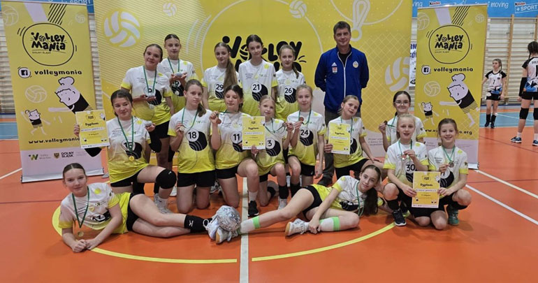 Rewelacyjny występ siatkarek UKS-u Sokoliki z Janowic Wielkich 