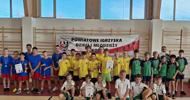 Chłopcy z klas V/VI z medalami w piłce koszykowej 