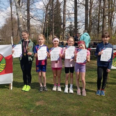 Szkolni medaliści Mistrzostw Powiatu Karkonoskiego w biegach przełajowych 2026